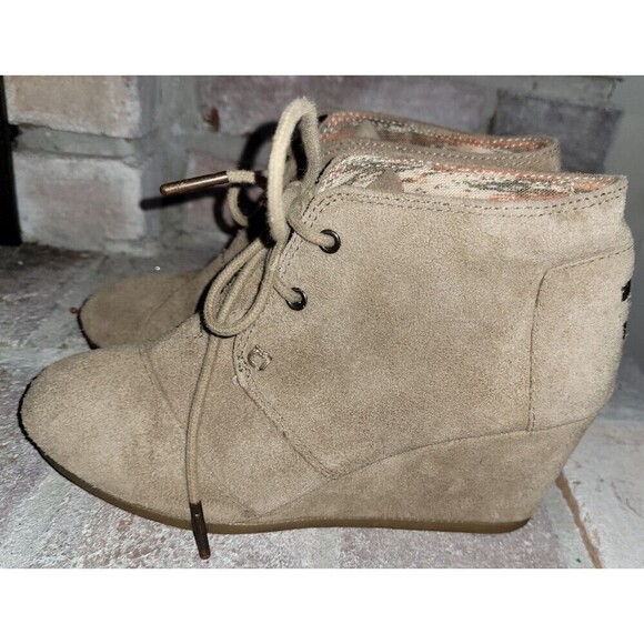 2 for $20 TOMS Wedge Camel Beige Lace Up Booties Size 6 - Picture 1 of 7